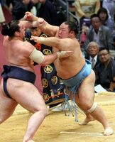 Tsurugidake battles future Ozeki Tochinoshin (c. 2011)