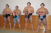 Kyokutenho with one of his many sansho prizes (c. 2007)
