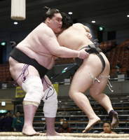 Nishinoryu battles future Yokozuna Terunofuji (c. 2019)