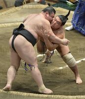 Tanzo pushes out and defeats Oiwato (c. 2014)