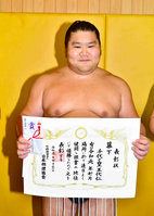 Chiyonoo poses with his Makushita Yusho certificate (c. 2019)