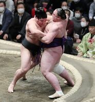 Wakamotoharu defeats former Ozeki Tochinoshin (c. 2022)