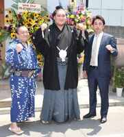 Teruya alongside his former Magaki-beya stablemates (c. 2015)