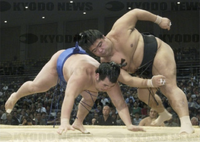 Tochisakae defeats future Ozeki Kotoshogiku (c. 2004)