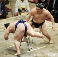 Nakanokuni loses to future Ozeki Goeido (c. 2010)