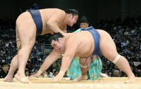 Tochinowaka defeats Ozeki Kotoshogiku (c. 2011)