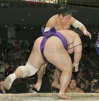 Masuraumi pushes out and defeats Tochinonada (c. 2012)