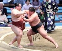 Ochiai defeats Tokushoryu (c. 2023)
