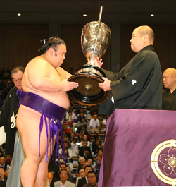 SUMO/ Takakeisho clinches his third championship in fight to finish