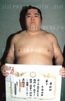 Tamanokuni wins his first Makushita Yusho (c. 2000)