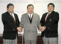Onoshima gets recruited into Musashigawa stable (c. 2006)