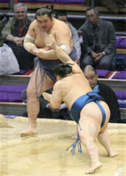 Sagatsukasa pushes out and defeats Jumonji (c. 2007)