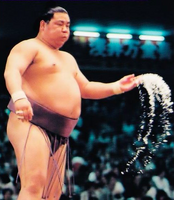 Hoshiiwato throws salt into the ring