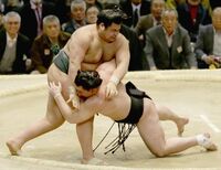 Takayasu defeats Yokozuna Harumafuji (c. 2013)