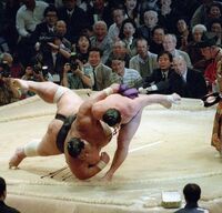 Tomonohana throws the gargantuan Ozeki Konishiki (c. 1993)