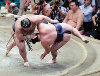 Takayasu throws Yokozuna Kakuryu (c. 2018)