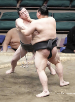 Tenichi pushes out and defeats Asadoji (c. 2025)