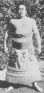 Toyoshima poses with his kesho-mawashi