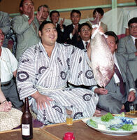 Kotofuji celebrates after winning the Yusho (c. 1991)