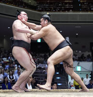 Hatsuyama defeats Asakoki to win the Makushita Yusho (c. 2024)