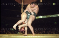 Kyokutenho battles Kaiho in Makushita (c. 1996)