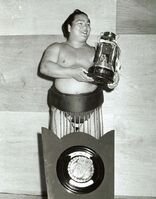 Kotozakura wins his first of many sansho prizes (c. 1963)