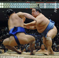 Ryuo pushes out defeats Takamisakari (c. 2007)