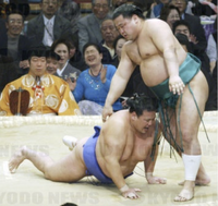 Katayama slaps down and defeats Tosanoumi (c. 2006)