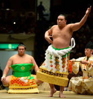 Homarefuji serves as Harumafuji's dew sweeper (c. 2016)