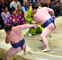 Ikioi defeats Yokozuna Kakuryu (c. 2017)