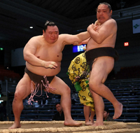 Tenichi pushes out and defeats Satonofuji (c. 2023)