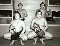 Masudayama with one of his many sansho prizes (c. 1980)