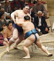 Sagatsukasa defeats Tamakasuga (c. 2008)