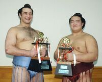 Kisenosato with his first of many sansho prizes (c. 2005)