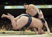 Hokutoriki slaps down and defeats Kitazakura (c. 2006)