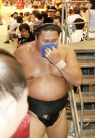 Kyokutenho after wrestling his final match (c. 2015)