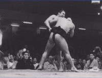 Tsurugamine defeats Yokozuna Wakanohana (c. 1958)
