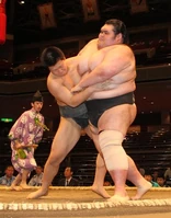 Kenho battles his opponent in Maezumo (c. 2011)