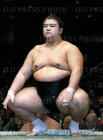 Tochisakae prepares for his upcoming match (c. 2002)