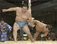 Kobo throws and defeats Toyonoshima (c. 2004)