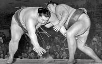 Kaiki defeats Yokozuna Kitanoumi (c. 1979)