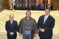 Kotoyusho meets the mayor of his hometown (c. 2021)