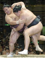 Kyokutenho defeats former Ozeki Miyabiyama (c. 2006)