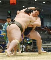 Mitotsukasa defeats future Ozeki Asanoyama (c. 2016)