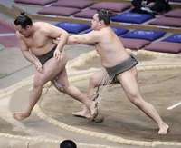 Sazanami pushes out and defeats Suyama (c. 2024)