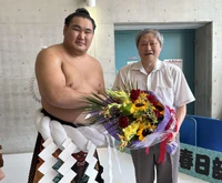 Tokotatsu is congratulated by Hoshoryu on his retirement (c. 2025)