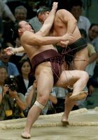 Hayateumi battles Takamisakari (c. 2004)