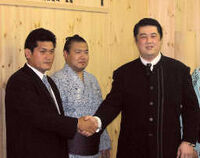 Hanakaze welcomes Futahaguro back to Tatsunami beya (c. 2003)