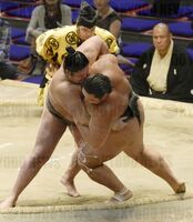 Ryusei defeats future Ozeki Asanoyama (c. 2016)