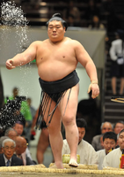 Hokutoriki prepares for his upcoming match (c. 2007)